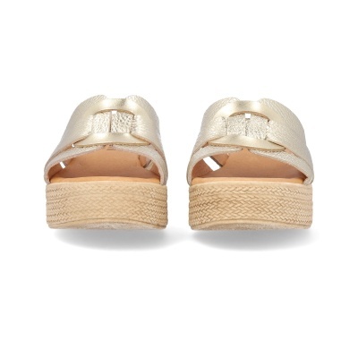 Sandálias douradas plataforma vista traseira