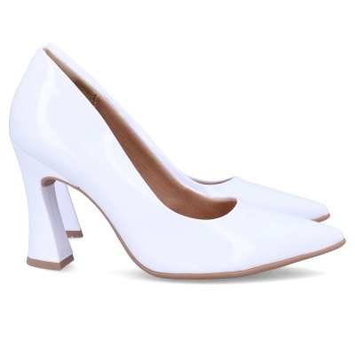 Sapatos de salto alto branco verniz com interior castanho