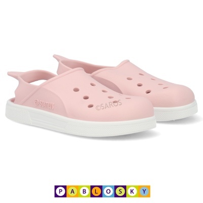 Sandálias cor-de-rosa com sola branca e várias perfurações