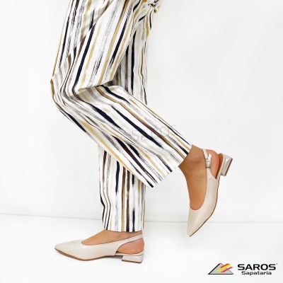 Sapatos bege claro com salto baixo e calças riscas verticais