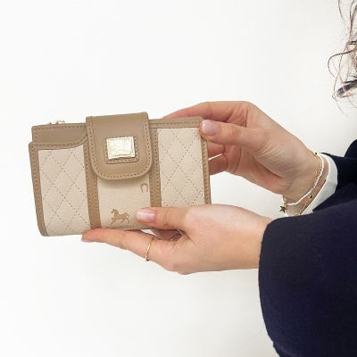 Carteira bege castanha clara em tecido e couro sintético com padrão matelassado e fecho de aba com placa dourada