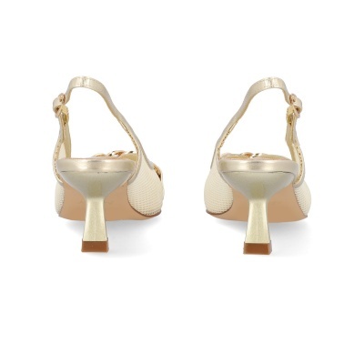 Salto de sapatos femininos dourados vistos de trás