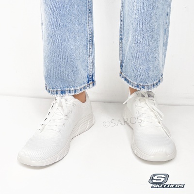 Ténis brancos Skechers com jeans