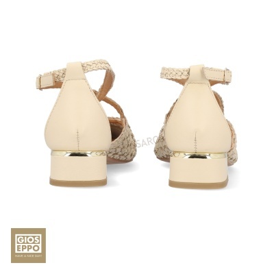 Sapatos baixos bege com textura trançada e tira no tornozelo vistos de trás