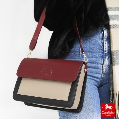Mala de senhora em pele sintética tricolor com logo de cavalo em relevo