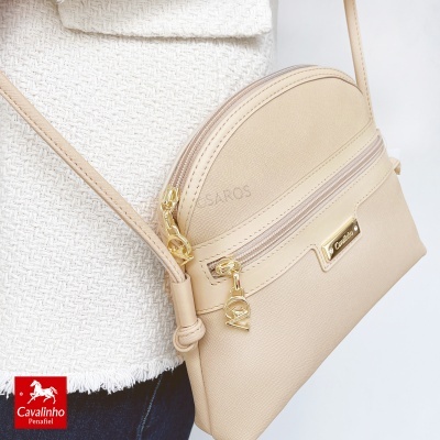 Bolsa bege Cavalinho com fecho dourado e alça fina