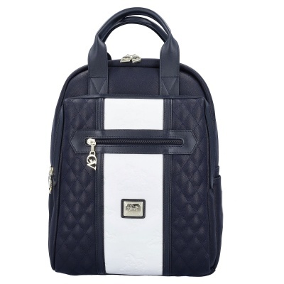 Mochila azul escuro e branca com textura matelassê e símbolo metálico