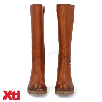 Botas altas castanhas com sola bege e fecho de correr, sobre fundo branco, logo Xti vermelho