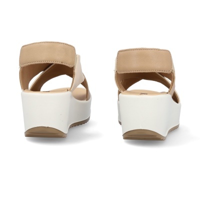 Sandálias cunha beige com sola branca vistas de trás em fundo branco