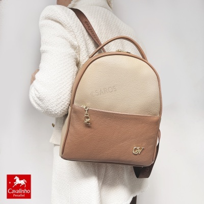 Mochila em pele bicolor bege e castanha com monograma CV