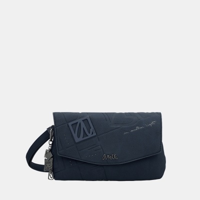 Carteira preta texturizada com fecho de aba e logotipo metálico