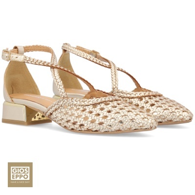 Sapatos rasos cor bege com textura trançada e salto baixo em fundo branco