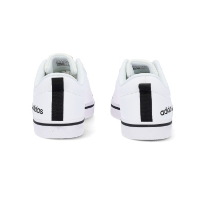 Par de sapatilhas brancas Adidas com risca preta e logótipo na parte traseira.