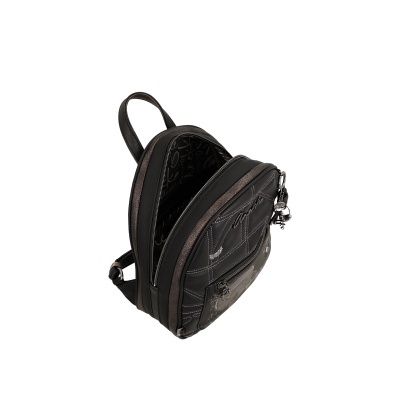Mochila preta com bolso frontal transparente e pendentes metálicos