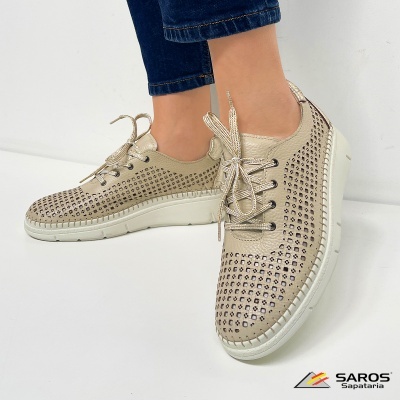 Sapatos casuais bege perfurados com sola branca em fundo branco
