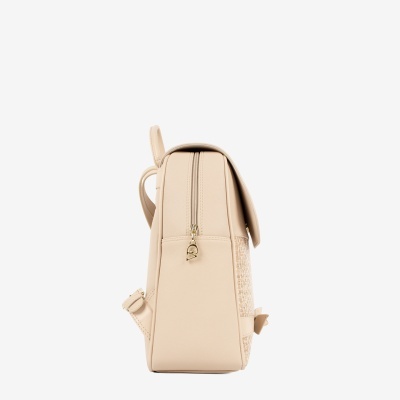 Mochila bege vista de lado com detalhes em metal dourado e tecido texturizado