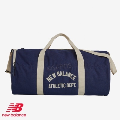 Mala desportiva azul com alças bege e texto New Balance ATHLETIC DEPT.
