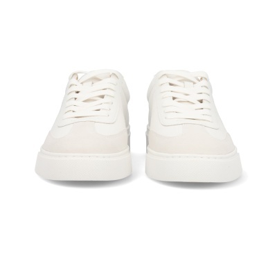 Sapatilhas brancas com atacadores e sola espessa