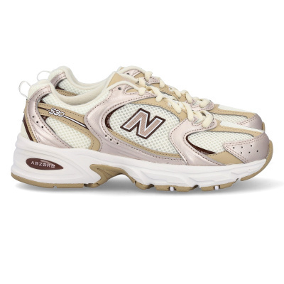 Ténis desportivos New Balance modelo 530 bege e creme com sola branca.