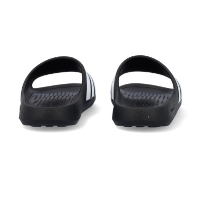 Chinelos negros com tiras brancas em fundo branco