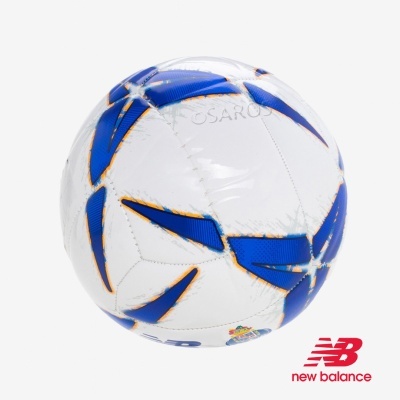 Bola de futebol branca com padrão azul e laranja da New Balance.