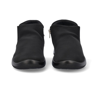 Par de sapatos pretos com fecho lateral em fundo branco