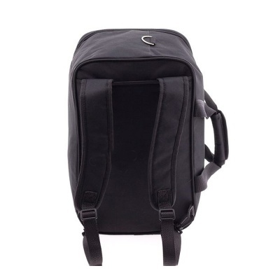 Mochila preta com alças acolchoadas e argola metálica no topo.