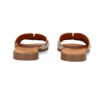 Sandálias castanhas com tiras em padrão animal print vistas por trás