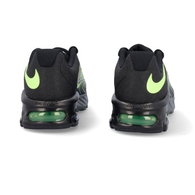 Sapatilhas desportivas pretas com detalhes verdes fluorescentes e sola preta com amortecimento verde.