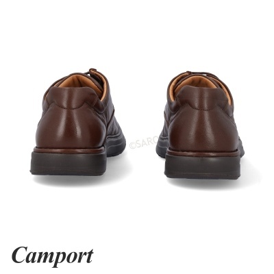 Par de sapatos castanhos escuros de couro vistos por trás sobre fundo branco, com a marca Camport.