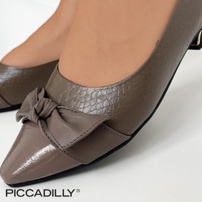 Sapatos castanhos em padrão escamas com laço decorativo e biqueira brilhante