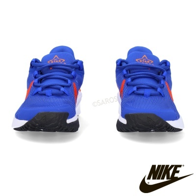 Par de ténis desportivos Nike azuis com detalhes em laranja