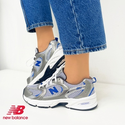 Ténis New Balance cinzento, branco e azul com logótipo 