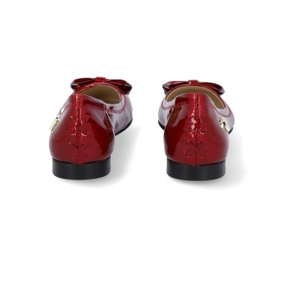 Sapatilhas vermelhas de verniz com laço e detalhe bordado, vistas de trás