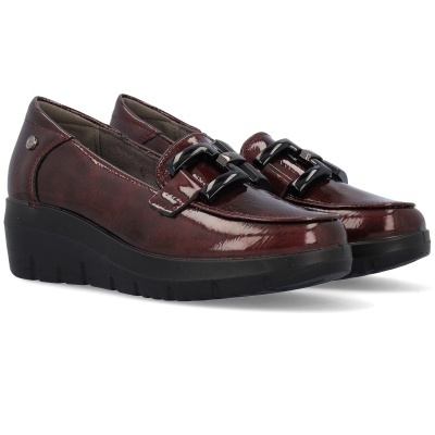 Sapatos mocassins vermelhos em pele brilhante com sola preta