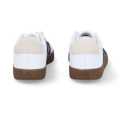 Ténis Adidas brancos com detalhe bege e sola castanha vistos de trás