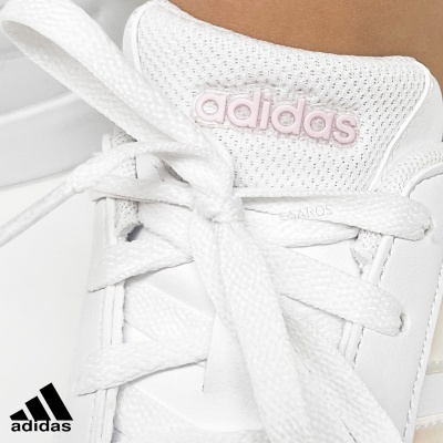Ténis branco Adidas com logo rosa claro na lingueta