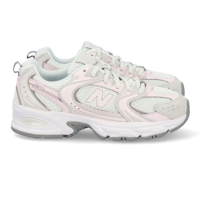Ténis New Balance branco e rosa claro com detalhes cinzentos