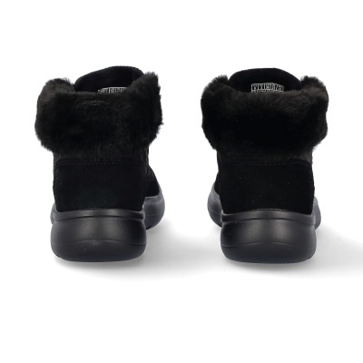 Botas pretas de camurça com pelo na abertura vista de trás
