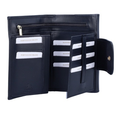 Carteira de couro preta aberta com vários compartimentos para cartões e fecho de botão