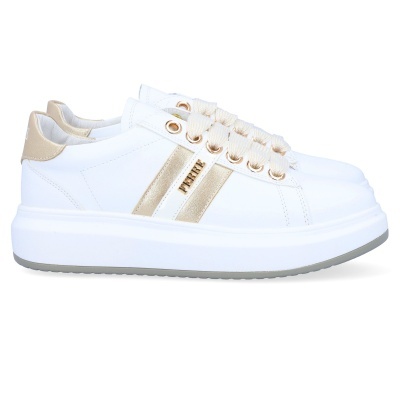 Ténis brancos com detalhes dourados e sola branca