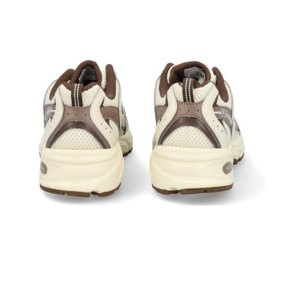 Par de sapatilhas brancas e castanhas vistas de trás com sola grossa creme