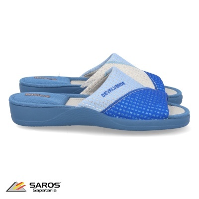 Chinelos de quarto azuis e bege com sola azul
