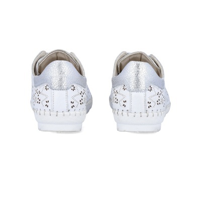 Sapatilhas brancas com detalhe prateado e padrão perfurado