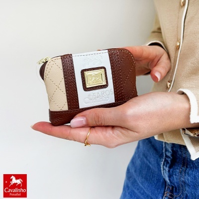 Carteira pequena bege, castanha e branca com placa dourada Cavalinho