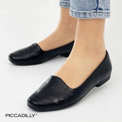 Sapatilhas pretas texturizadas da marca Piccadilly com jeans claros