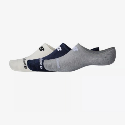 Três pares de meias baixinhas em branco, azul escuro e cinza com logo New Balance