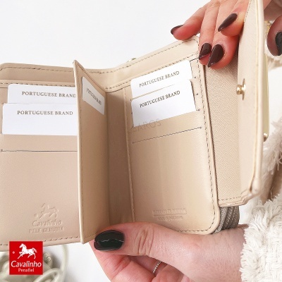 Carteira bege de pele genuína Cavalinho com cartões e mãos femininas