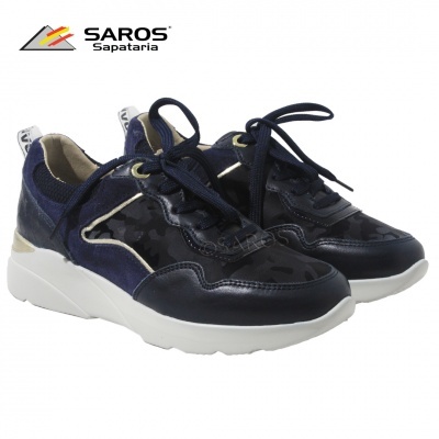 Tênis desportivo azul escuro com padrão camuflado e sola branca