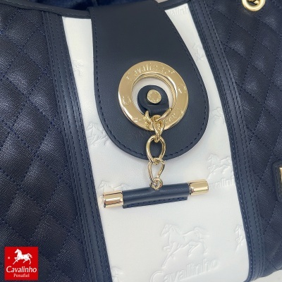 Bolsa Cavalinho preta e branca com detalhes dourados e padrão de cavalos em relevo